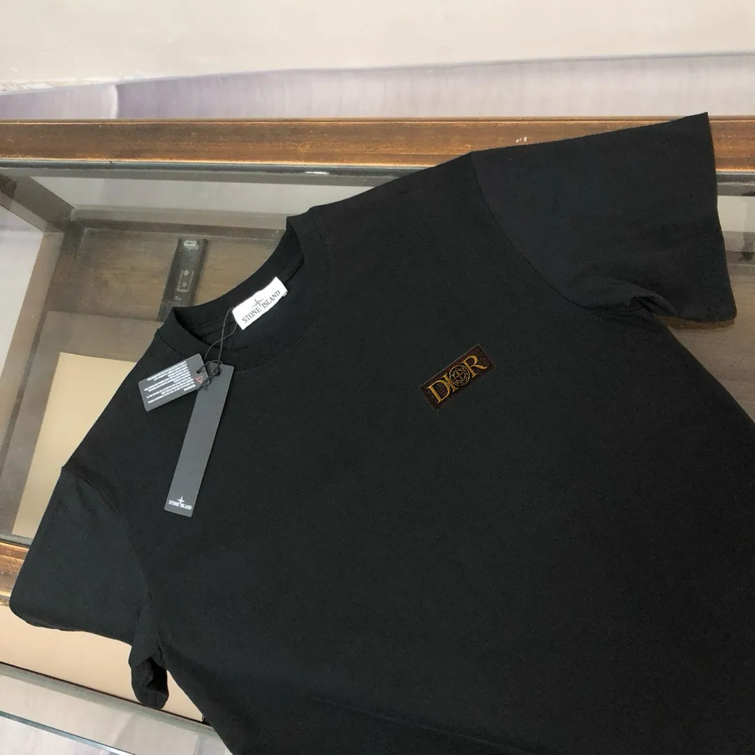 P150 A⭐️Stone Island Latest Couple Style Round Neck Short Sleeve Couple T-shirt ~ Spring and Summer New Product High Quality 🔥🔥Customized Unique Compass Logo Embroidery Logo Embellishment ~ Fashionable and Versatile Trendy Style Customized Imported Fabrics! Comfortable to wear, breathable, fashionable without losing personality, the upper body is casual and casual, handsome and stylish, showing the temperament of a big brand. All three standards are complete! ! Color: Black White Dark Gray Brown Size: SMLXLXXL